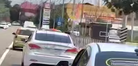 На Кубани четверо туристов погибли, выпив самопальную чачу, купленную на рынке. Фото: t.me/kub_mash