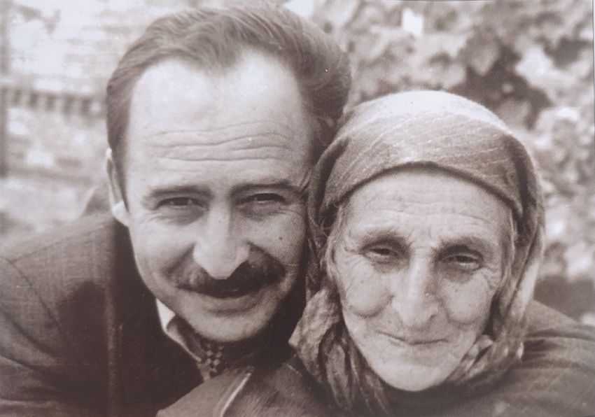 Сыщик Костоев с мамой. Фото: личный архив Иссы Костоева