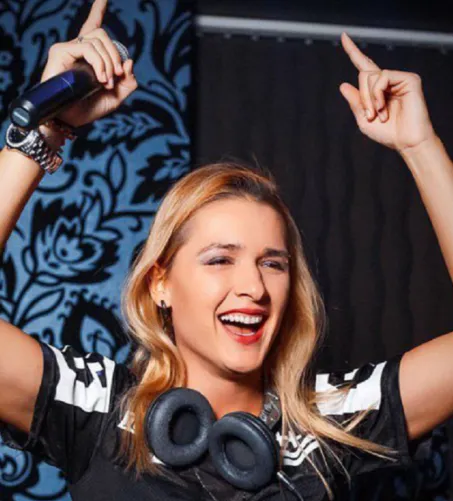 Ольга Солнце за диджейским пультом. ФОТО: соцсети