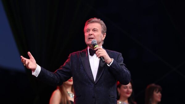 Лев Лещенко получил награду за 50 млн прослушиваний песни «День Победы». Фото: соцсети