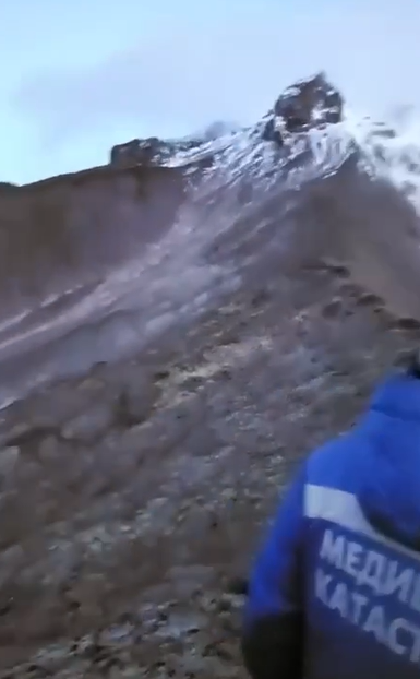 Спасательный вертолет высадил специалистов на высоте около 1500 метров. ФОТО: t.me/amur_mash