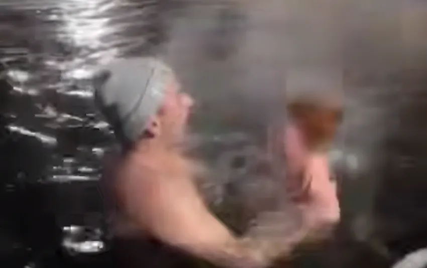 В Сургуте отец окунул годовалого сына в ледяную прорубь в 30-градусный мороз. Фото: t.me/url_mash