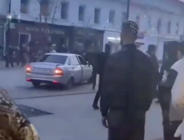 На проспект Столыпина около четырех утра влетела "приора", угрожая задавить немало людей. Фото: @shot_shot