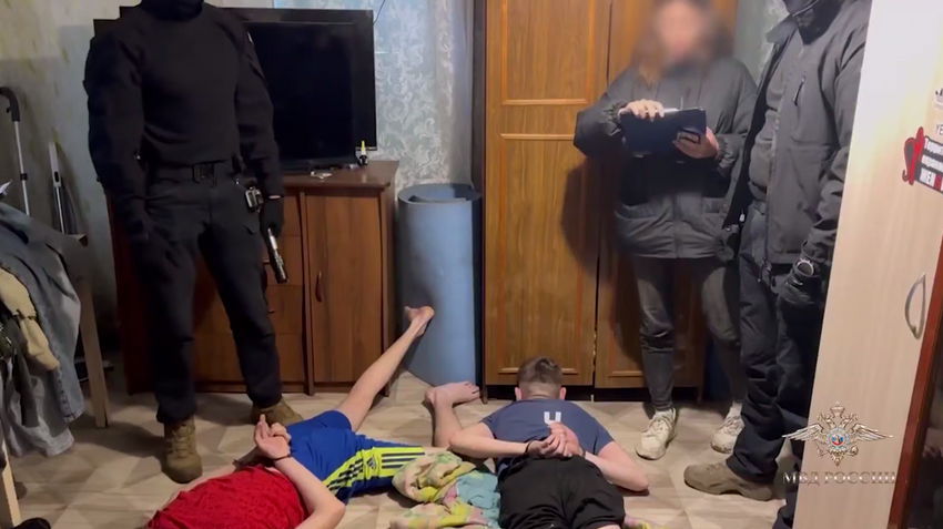 В Забайкалье 4 хакера набрали кредитов на 2 млн на других людей, украв их номера. Фото: t.me/babr_mash