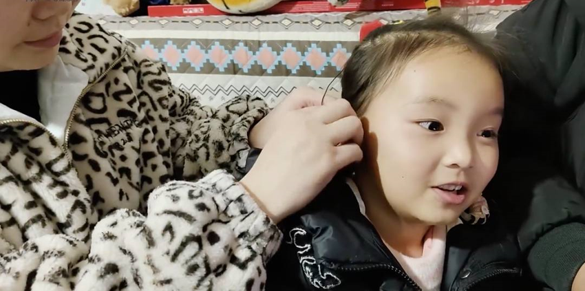 Малышке стала слышать благодаря упорству родителей. Фото: chinadaily.com.cn