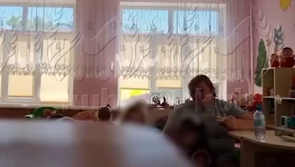 На Кубани воспитательница обматерила и избила 2-летнюю девочку за отказ от еды. Фото: t.me/kub_mash