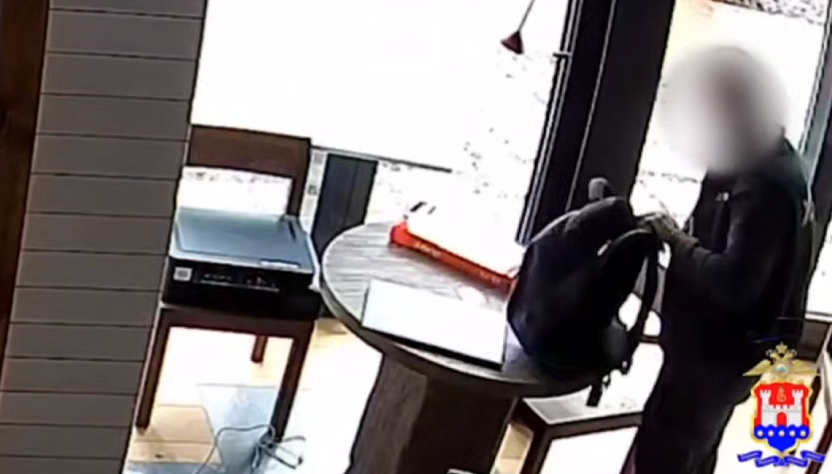 Калининградец украл из офиса ноут, спрятал в мусорке и «отдал» его мусоровозу. Фото: t.me/amber_mash