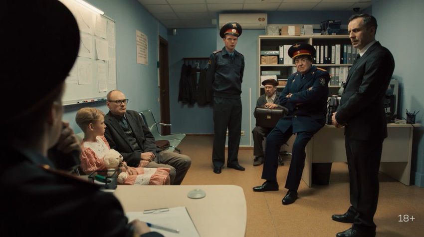 Стоянов в образе полицейского. Кадр из сериала "Артист с большой дороги", 2024, реж. Дмитрий Грибанов