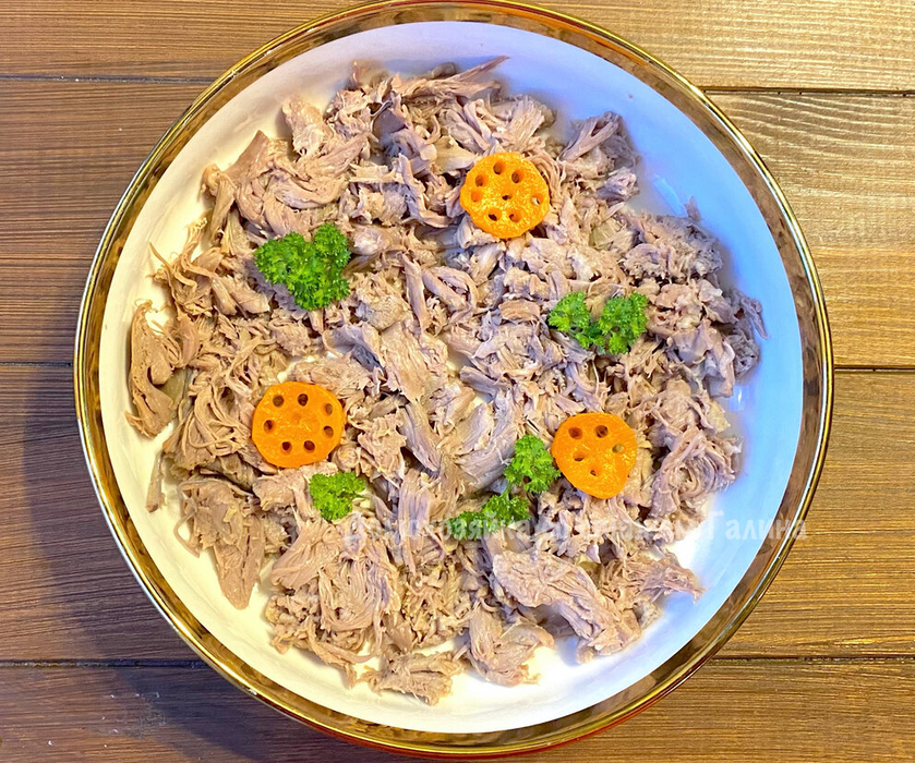 Украшаем по своему вкусу и заливаем бульоном