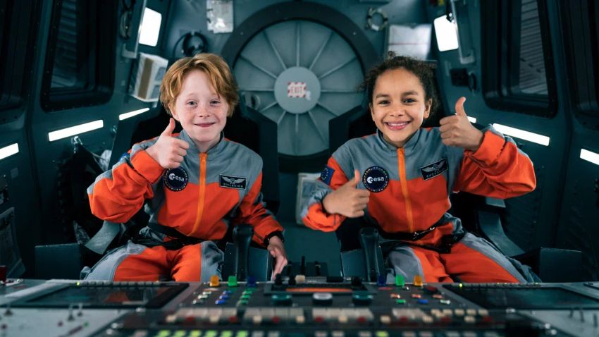 Аннабель и Дино управляют космическим кораблем. Фото предоставлено пресс-службой "Нашего кино"