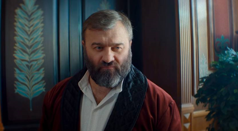 Герой Михаила Пореченкова попытается перевоспитать своего отпрыска. Кадр из сериала «Купцы и дети», 2025, реж. Сергей Осипьян