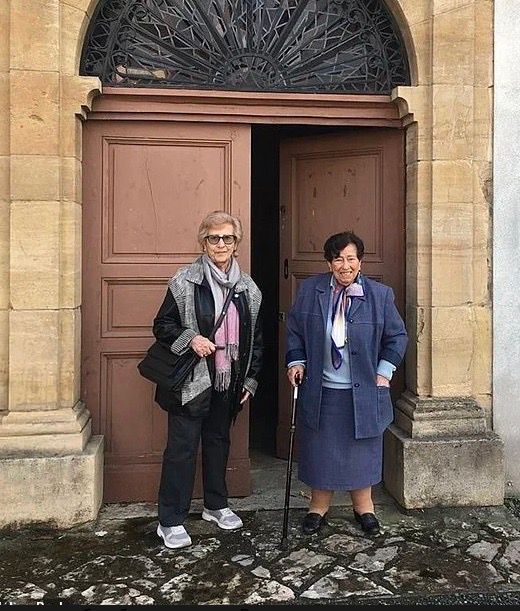 90-летняя Элен (слева) и 94-летняя Энни у стен того монастыря. Фото: Daily Mail