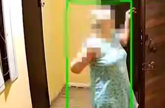 В Благовещенске женщина прокляла соседей свечами и танцами и разбила им дверь. Фото: t.me/amur_mash