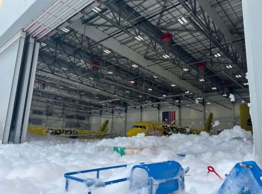 В аэропорту США случилась «пенная вечеринка» из-за сбоя в системе пожаротушения. Фото: t.me/aviatorshina