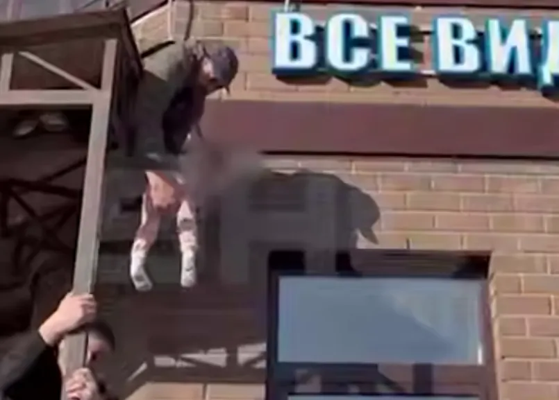 В Подмосковье прохожие спасли малыша, который выпал из окна на крышу подъезда. Фото: t.me/shot_shot