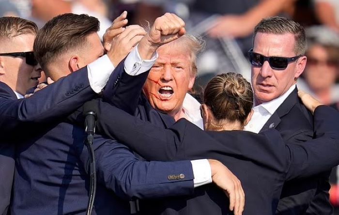 Дональд Трамп кричал пришедшим на митинг людям: "Боритесь!" Фото: www.dailymail.co.uk