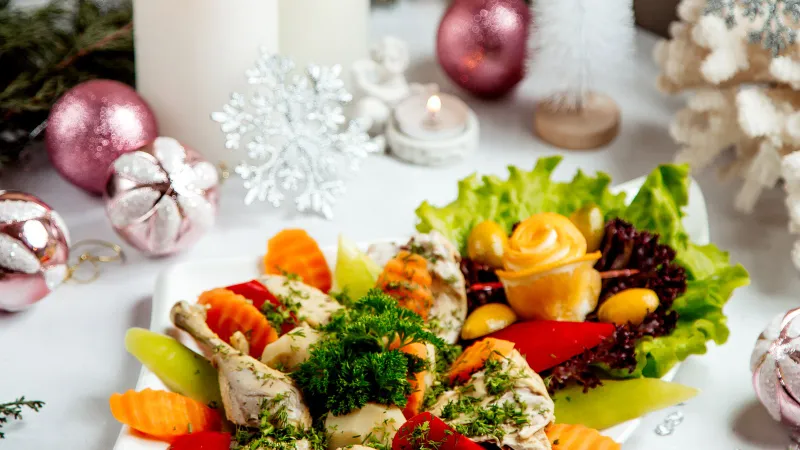 На новогоднем столе Красной Огненной Лошади должны быть простые и натуральные продукты. Фото: freepik.com