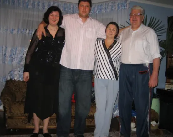 Андрей Свиридов с сестрой и родителями. Фото: личный архив