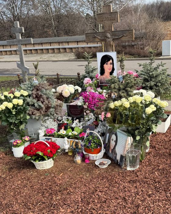 Петр Чернышов усыпал могилу Анастасии Заворотнюк десятками букетов. Фото: соцсети