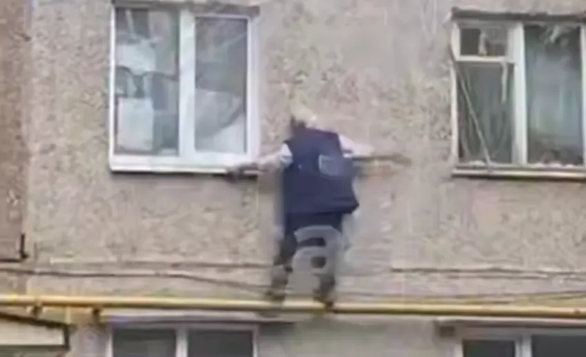 В Башкирии пенсионер залезает в свою забитую мусором квартиру по трубам. Фото: t.me/mash_batash