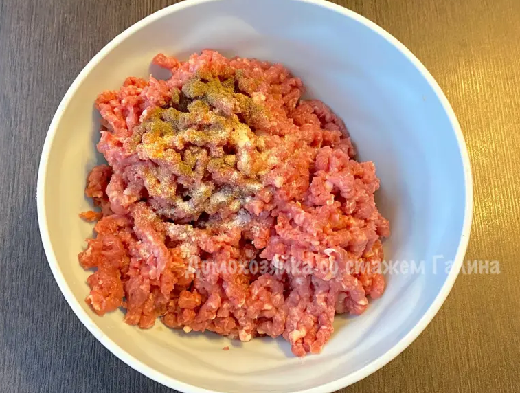 Фарш тщательно месим руками