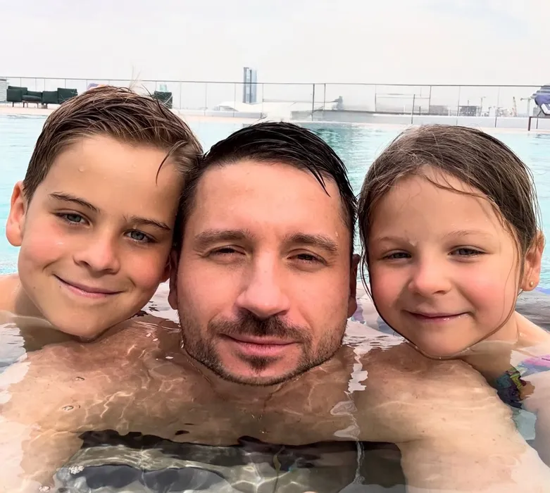 Сергей Лазарев с сыном Никитой и дочкой Аней. Фото: соцсети