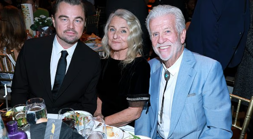 Леонардо с мамой и Дэвидом Уордом на одном из совместных ужинов. ФОТО: соцсети 