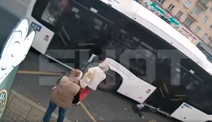 Автобус протащил ребенка по асфальту более 10 метров. ФОТО: t.me/shot_shot