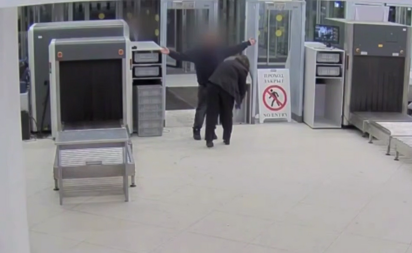 В аэропорту Нижнего Новгорода досмотрщик украл нож у пассажира и получил 2 года. Фото: t.me/mash_nimash