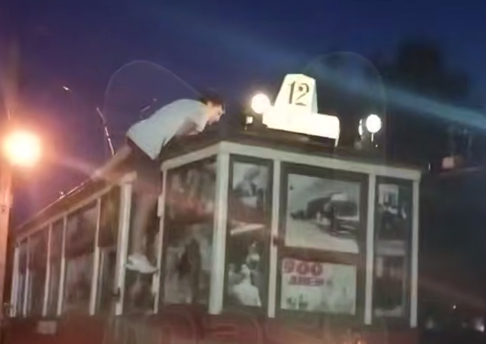 В Питере трое подростков разгромили трамвай-мемориал, переживший блокаду. Фото: t.me/mashmoyka