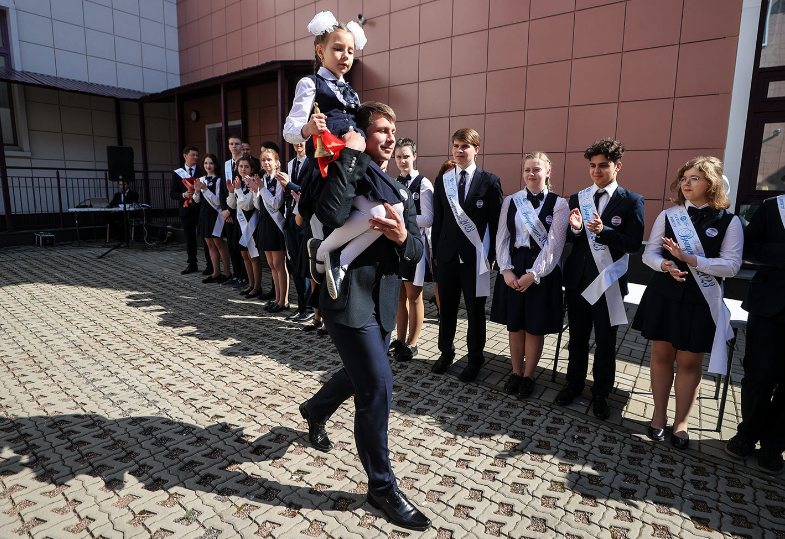 Выпускники школы № 100 Санкт-Петербурга в 2023 году. ФОТО: Александр Демьянчук / ТАСС