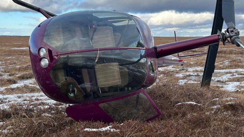 На Камчатке нашли вертолет браконьеров, который бросили после жесткой посадки. Фото: t.me/amur_mash