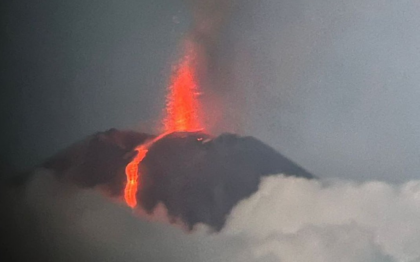 Вулкан Ключевской на Камчатке выбросил пепел на высоту 7,5 километров. Фото: t.me/shot_shot