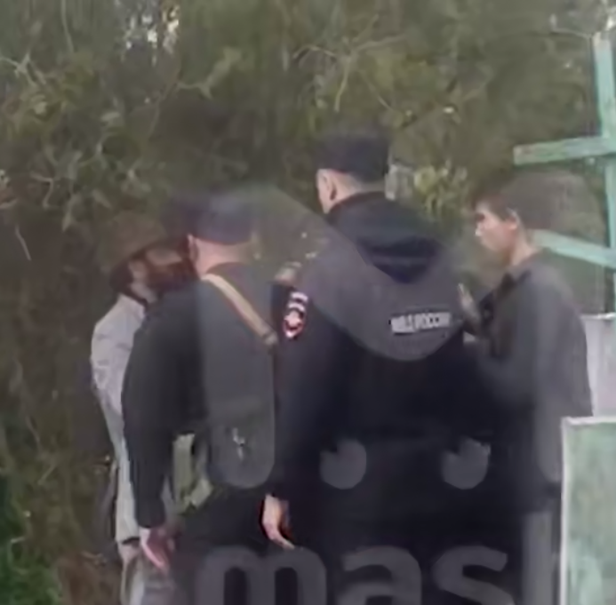 В Ставрополье толпа цыган крала еду с кладбища после Пасхи и побила полицейских. Фото: @breakingmash