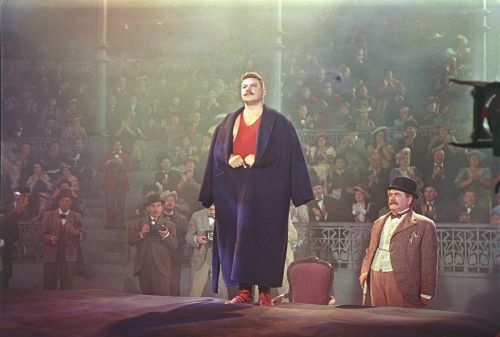Кадр из фильма "Борец и клоун", 1957 год. В роли Поддубного - Станислав Чекан.Фото: legion-media.ru