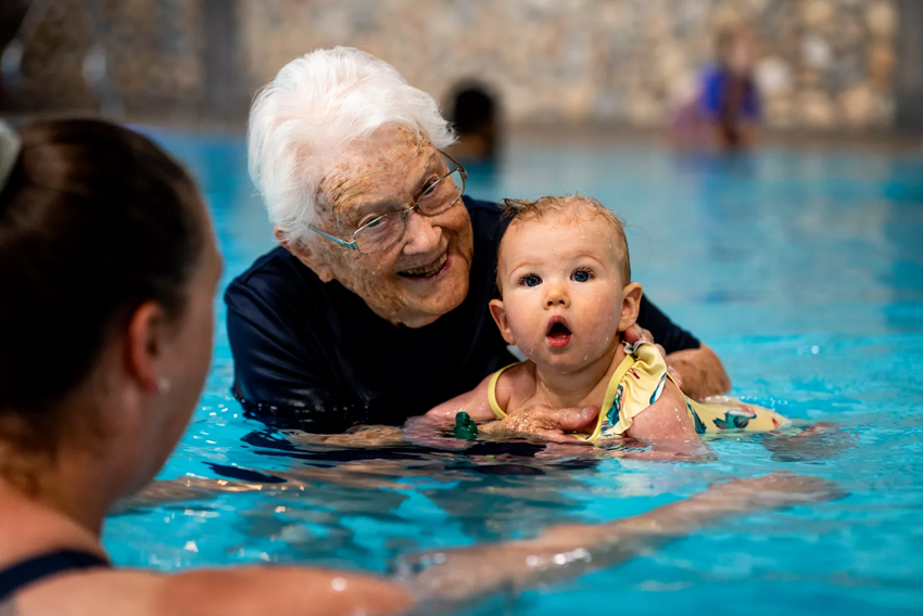 102-летний инструктор по плаванию Пегги Конзак. Фото: people.com