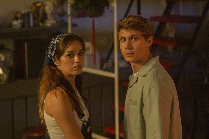 Александра Соловьева и Вадим Соснин в сериале «Три плюс три». Фото: кадр из фильма