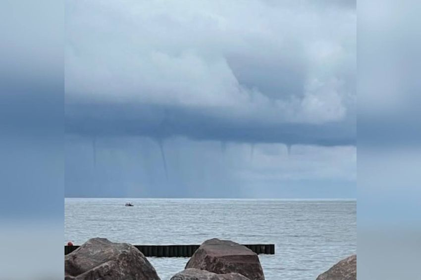 В Светлогорске сразу пять водяных смерчей закружились над морем. Фото: @t.me/amber_mash