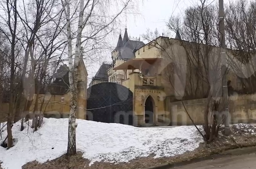 Замок Аллы Пугачевой в Грязи начали очищать от плесени и готовить к продаже. Фото: @breakingmash