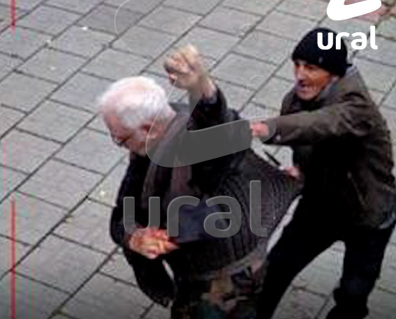 Момент нападения с ножом попал на камеры видеонаблюдения. ФОТО: t.me/url_mash