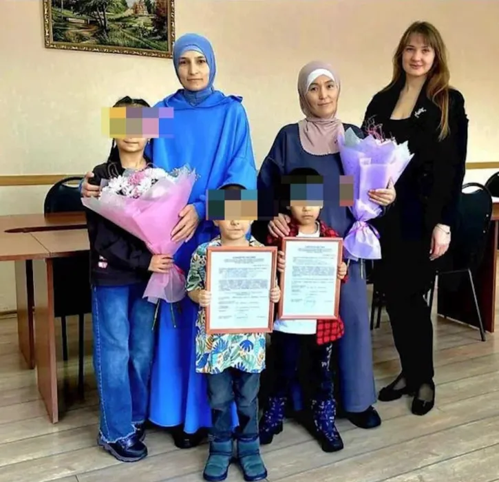 Под Пензой чиновница выдала сертификаты на жилье двум женам мигранта из Азии. Фото: @breakingmash