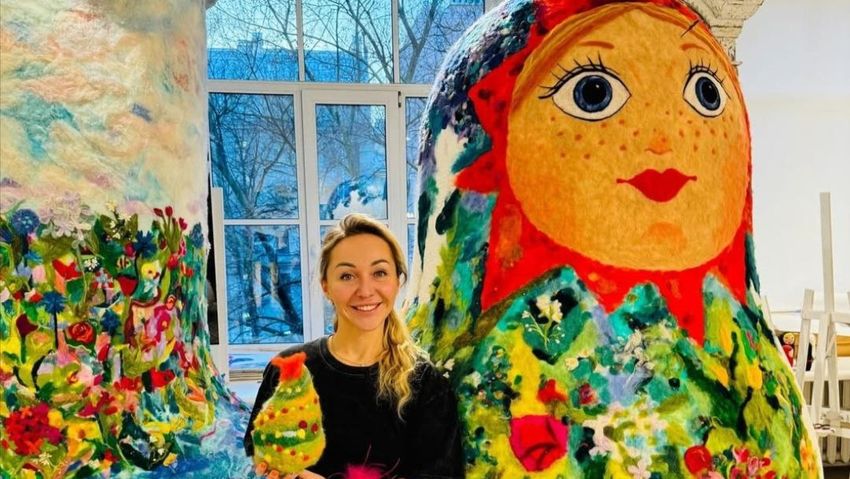 Художница из Петербурга Валерия Лошак с матрешкой для Деда Мороза. Фото: Instagram (запрещен в РФ) / @lera_looo