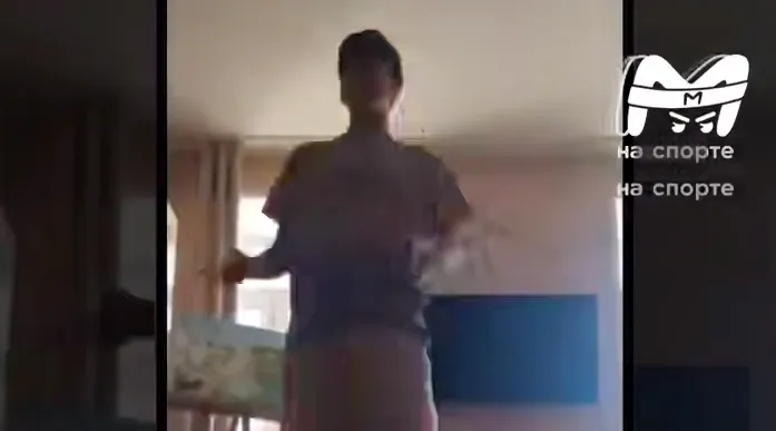 В Новосибирске школьник побил мировой рекорд, прокрутившись вокруг себя 1300 раз. Фото: t.me/mashnasporte