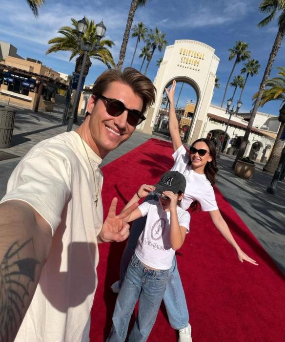 Алексей, Аида и Оливия радуются жизни за океаном. ФОТО: соцсети