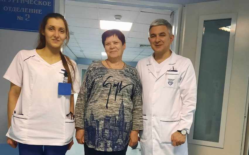 Вера Ивановна со своими спасителями. Фото: vk.com/gkb1_pirogova