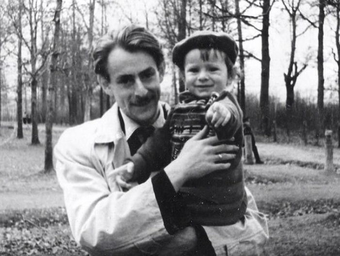 Маленький Вадим с отцом. Фото: личный архив