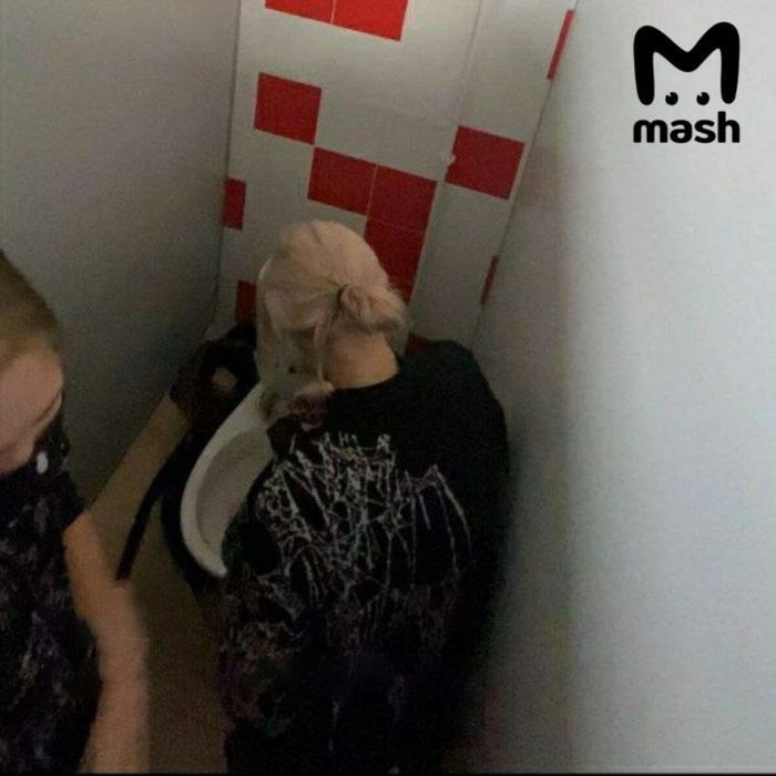Своими зверствами ученицы занимались в школьном туалете. Фото: @t.me/breakingmash