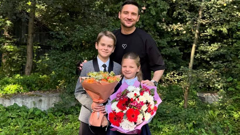 Дети Кудрявцевой и Лазарева впервые пришли в школу и стали первоклассниками. Фото: Instagram (запрещен в РФ) / @lazarevsergey