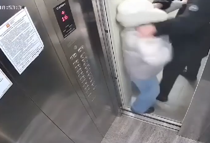 Неадекват напал на девушку в подъезде. Видео: @t.me/mash_siberia