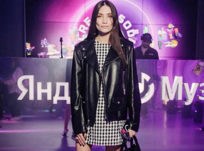 Фанаты футболиста Смолова и диджея Истоминой подозревают пару в помолвке